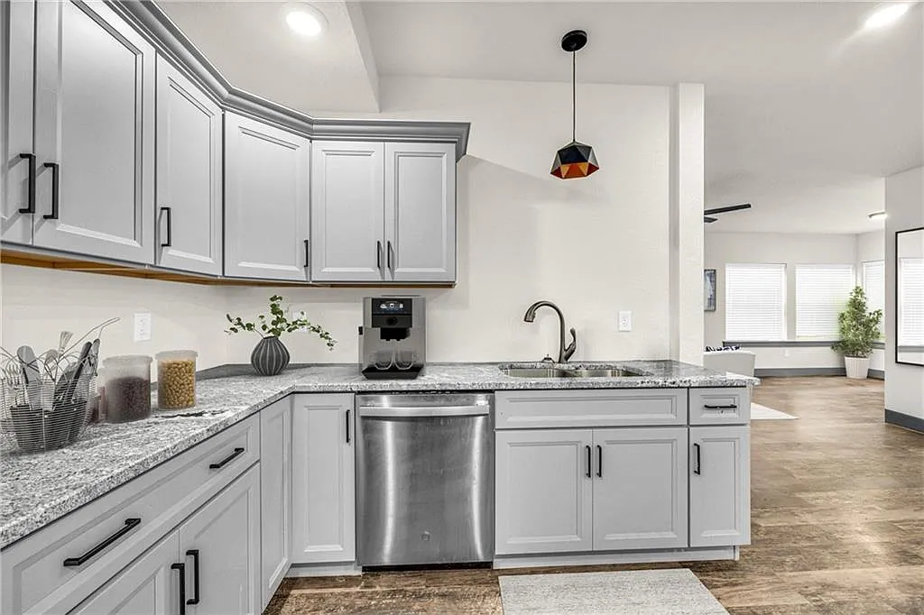 3 bed, 2.5 bath, 1800 sqft, $1,500 — Photo 4