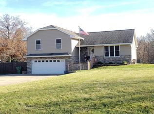 2844 Rolling Meadow Ln, Muscatine, IA 52761