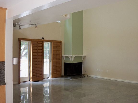 3rd image of 810 California Ave APT 4