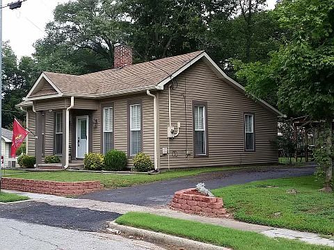 2nd image of 402 Phillips St