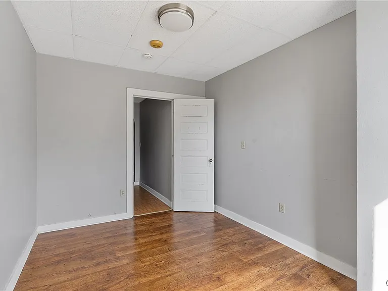 319-25 N Salina St — Photo 11