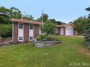 2697 Greentree Ct, Jenison, MI 49428