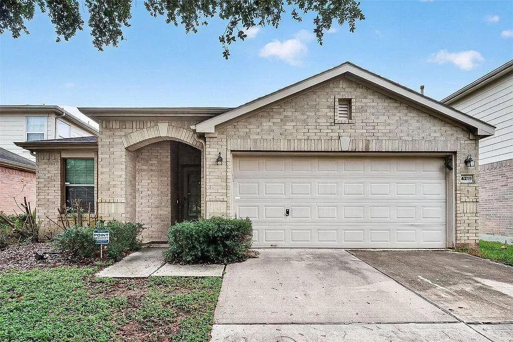 3 bed, 2.0 bath, 1788 sqft, $2,200 — Photo 1