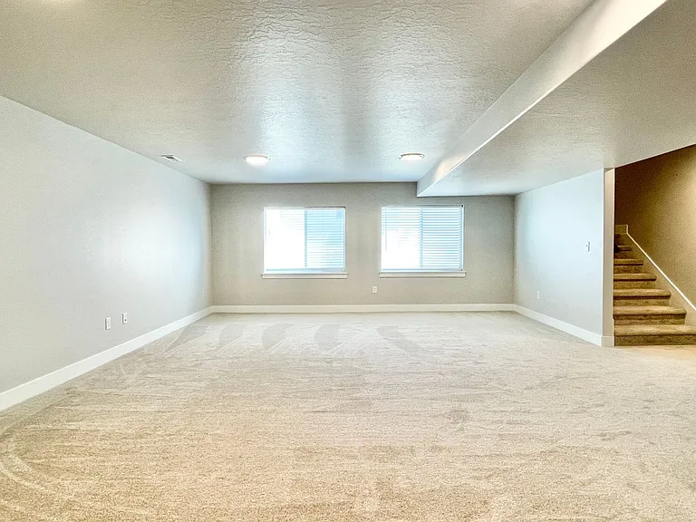 446 N Hillview Dr — Photo 39