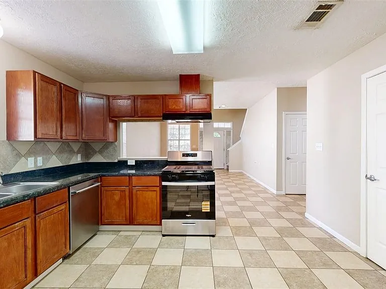 1724 Boardwalk Ct — Photo 5