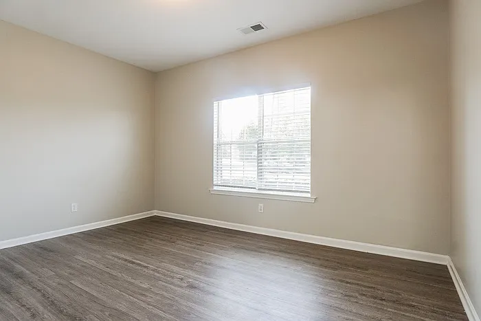 325 Bedford Cir — Photo 9