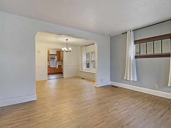 3rd image of 1925 Kearney AVENUE