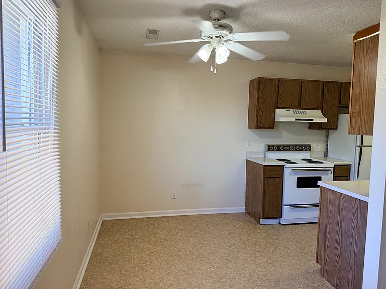 504 W Dodson St — Photo 5