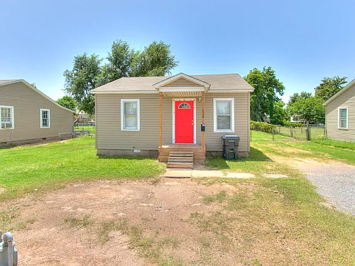 4007 N Rockwell Ave Photo 1