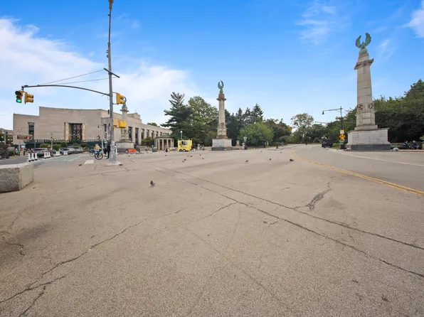 45 Plaza Street West image 13 of 14