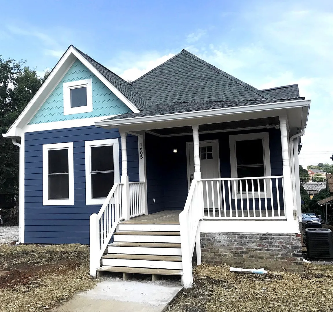 Waitlist for Aug2027Jul2028 Now Open! | 7BR in Fort Sanders | Walk to UTK & Neyland Stadium — Photo 2