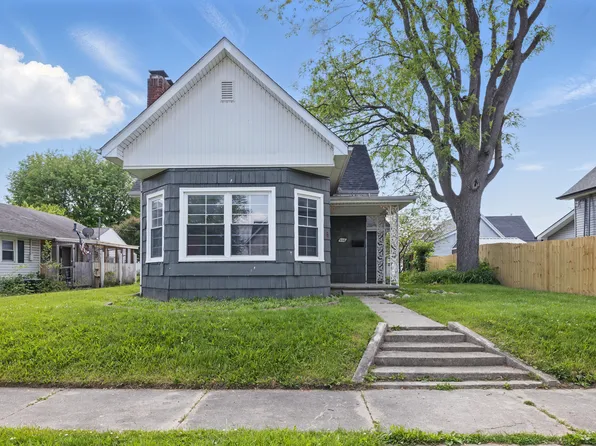 806 S 17th St, Elwood, IN 46036