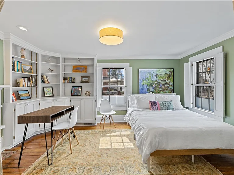 102 N East St — Photo 34