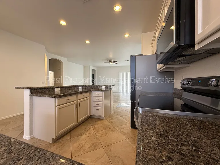 11913 W Jackson St — Photo 10