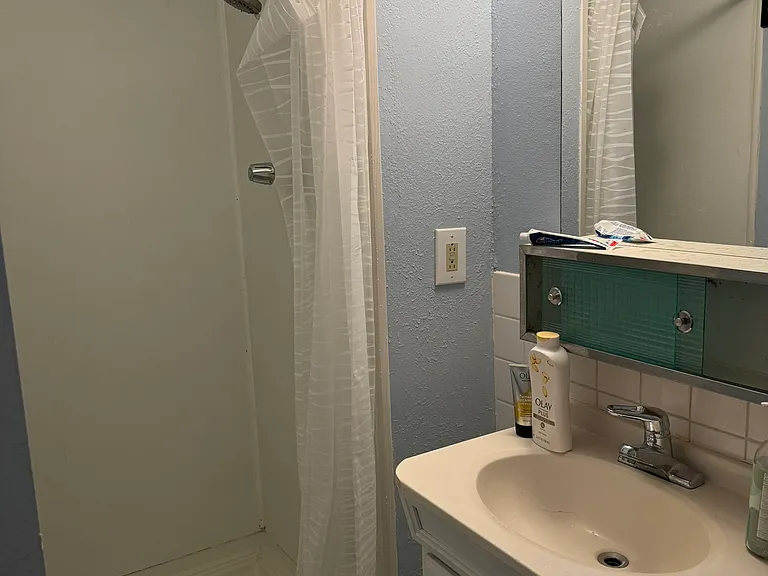 Full bath connected to main bedroom