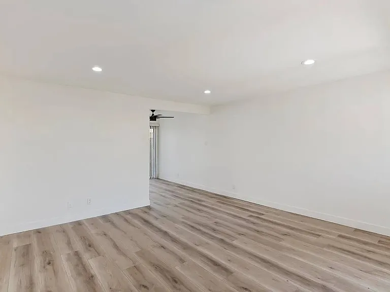 445 E Bradshaw Ln — Photo 1