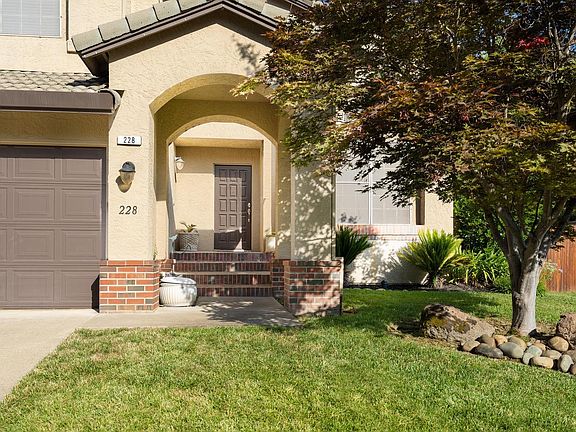3rd image of 228 Dulverton Cir
