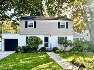 15 Mayflower Ct, Freeport, NY 11520