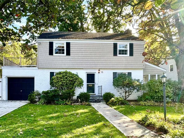 15 Mayflower Court, Freeport, NY 11520