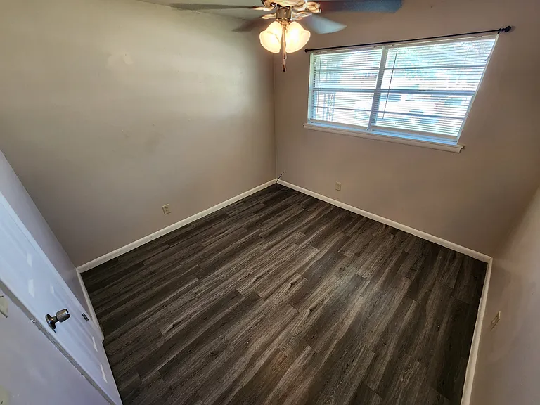 933 Crestview St — Photo 10