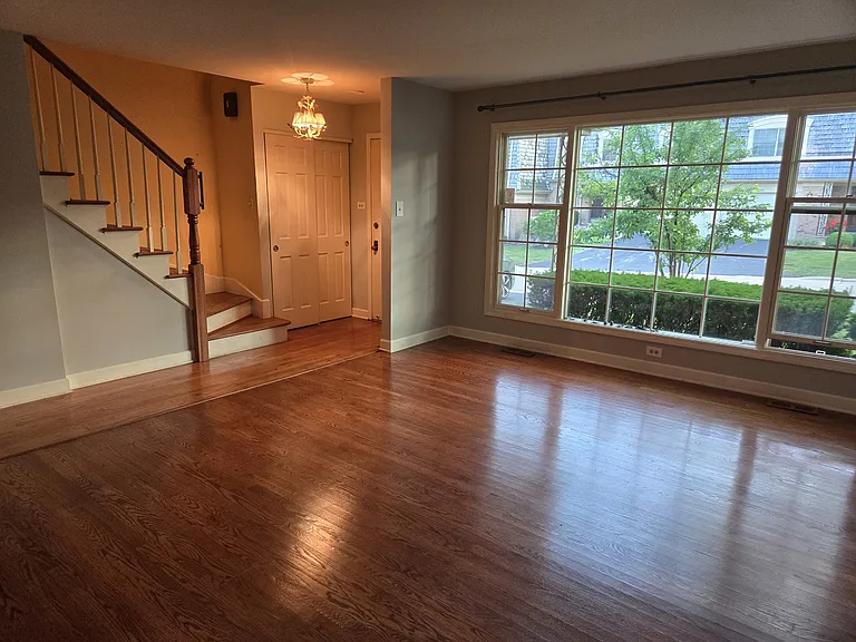2S663 Avenue Normandy St E — Photo 5