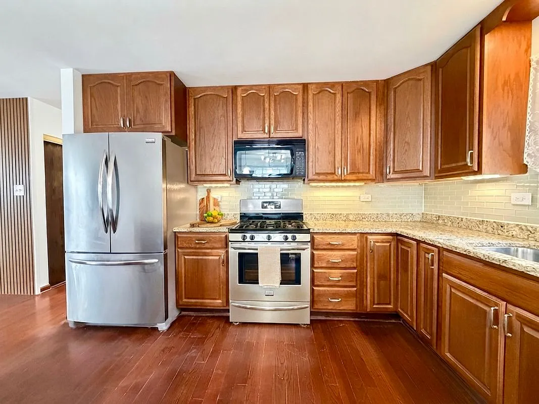 4 bed, 2.0 bath, 1550 sqft, $3,200 — Photo 4