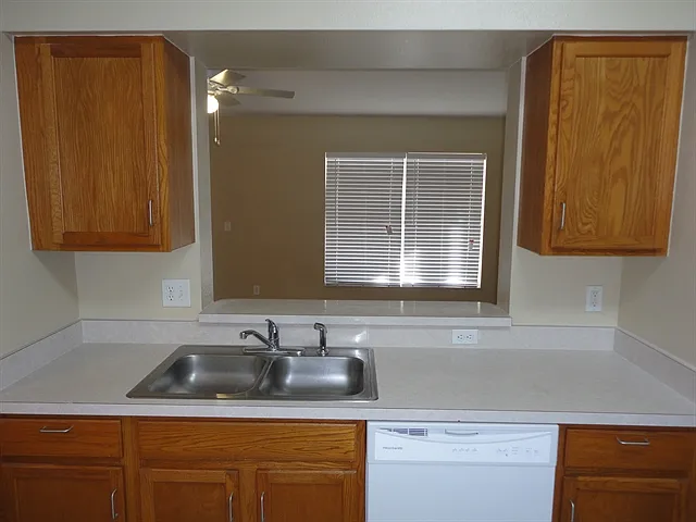 3 bed, 2.0 bath, 1246 sqft, $2,185 — Photo 4