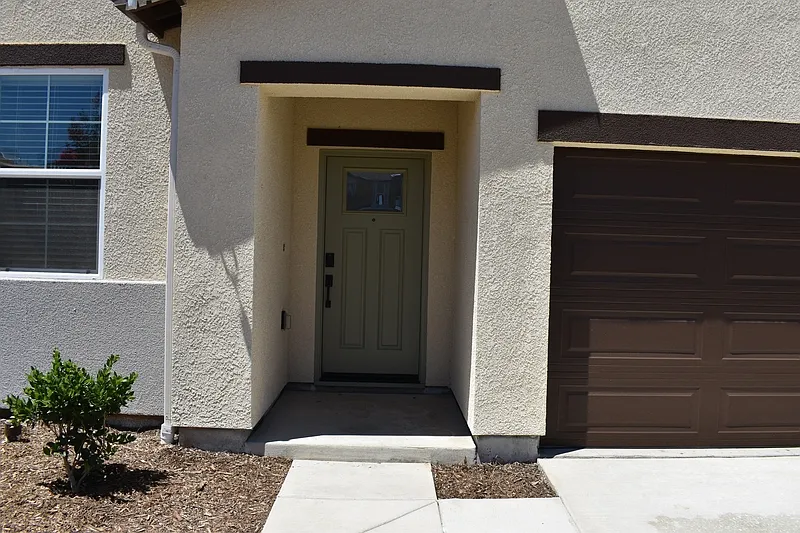 5 bed, 3.0 bath, 2287 sqft, $2,400 — Photo 4