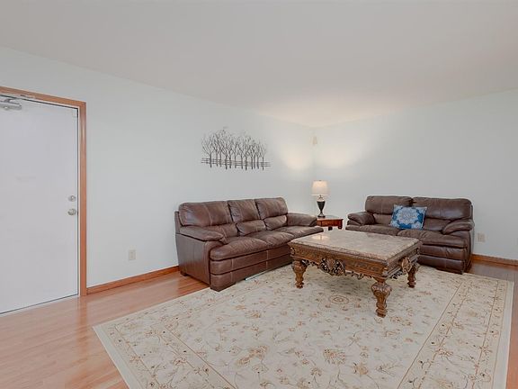 4th image of 880 Millers Run Ct