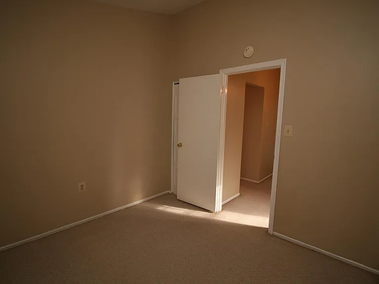 512 Suffield Dr — Photo 19