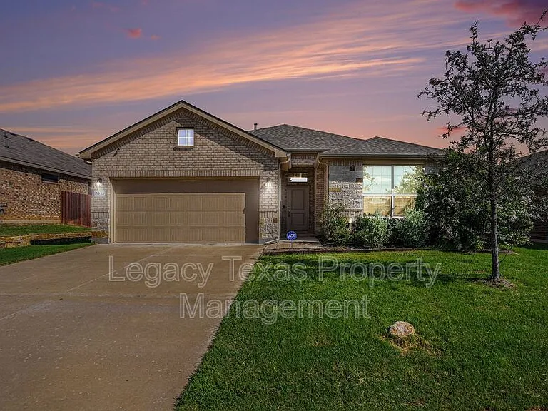 1912 Albany Ln — Photo 2