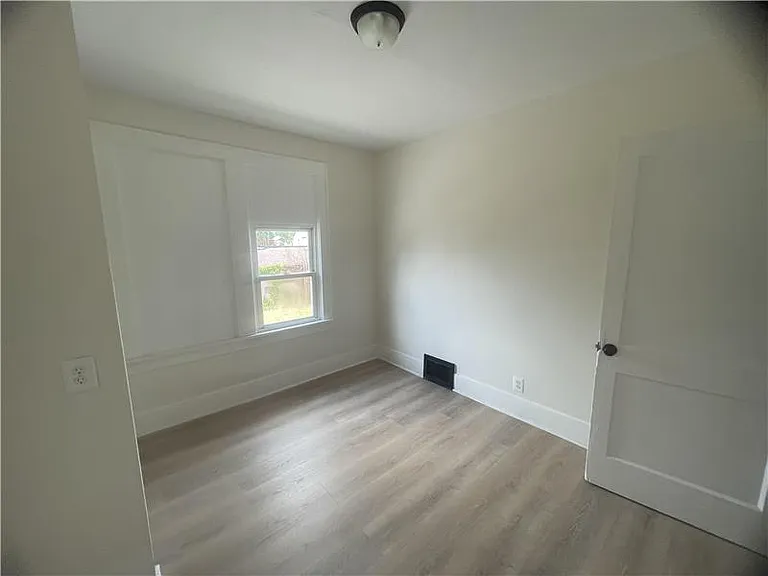 1439 Maryland Ave — Photo 16