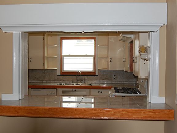 Kitchen-Breakfast Bar