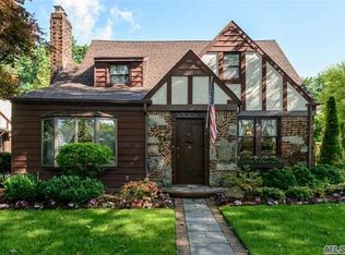 99 Meadow St, Garden City, NY 11530