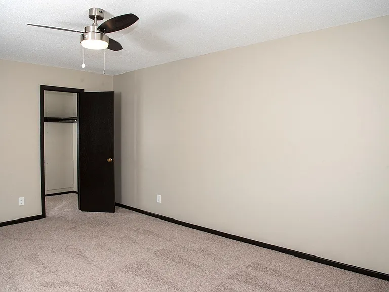 Chateau Apartments — Photo 29