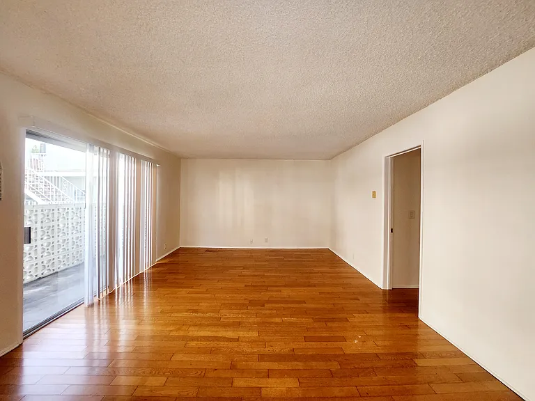 425 N Hobart Blvd — Photo 39