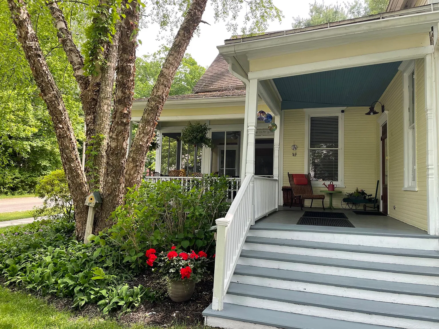 4 bed, 2.5 bath, 2700 sqft, $9,000 — Photo 3