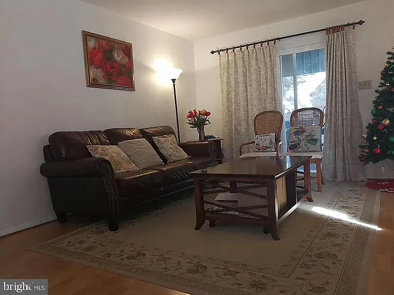 4 bed, 2.5 bath, 1588 sqft, $3,400 — Photo 3