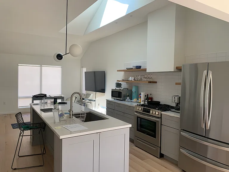 601 E Washington St — Photo 6