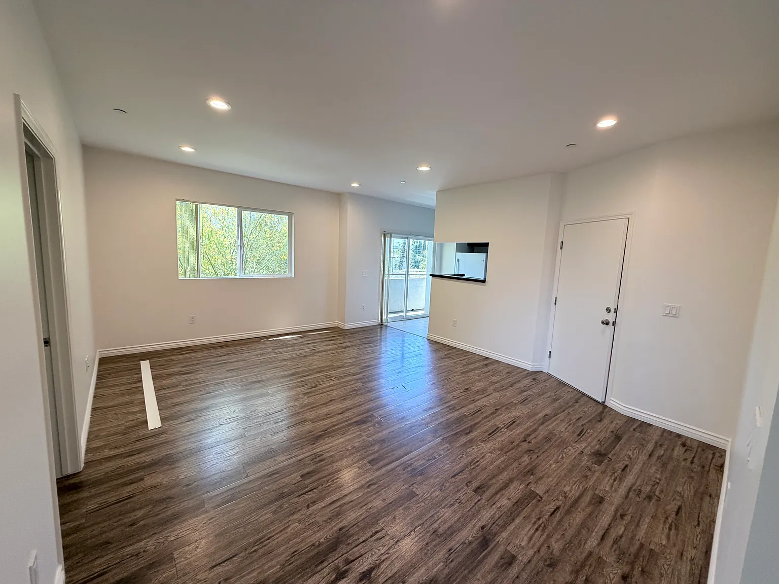 3 bed, 1250 sqft, $2,993 — Photo 2
