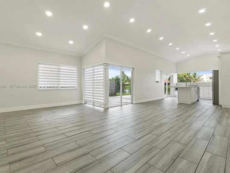 15037 Brighton Ln — Photo 5