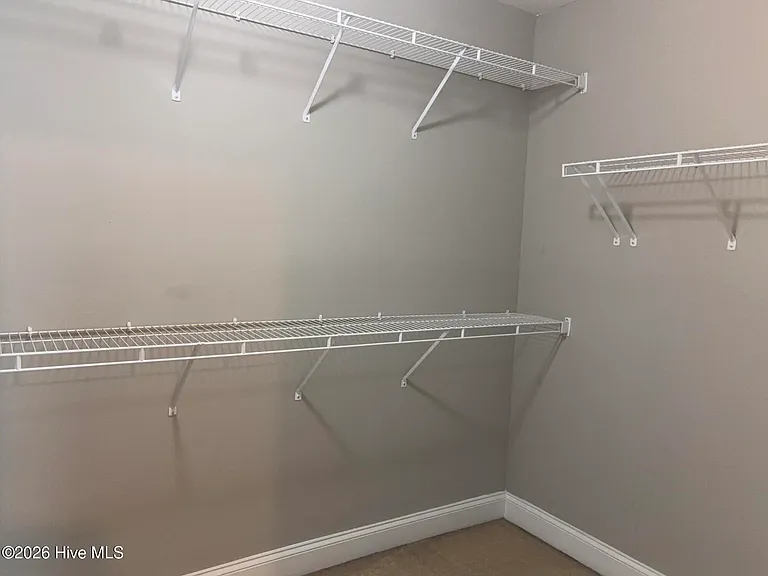 647 Dunrobin Ln — Photo 10