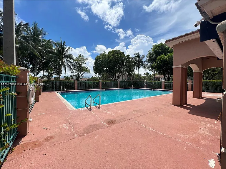1260 SE 31st Ct — Photo 6