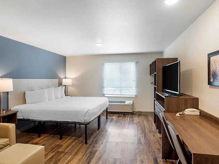 Deluxe Studio - 1 King Bed