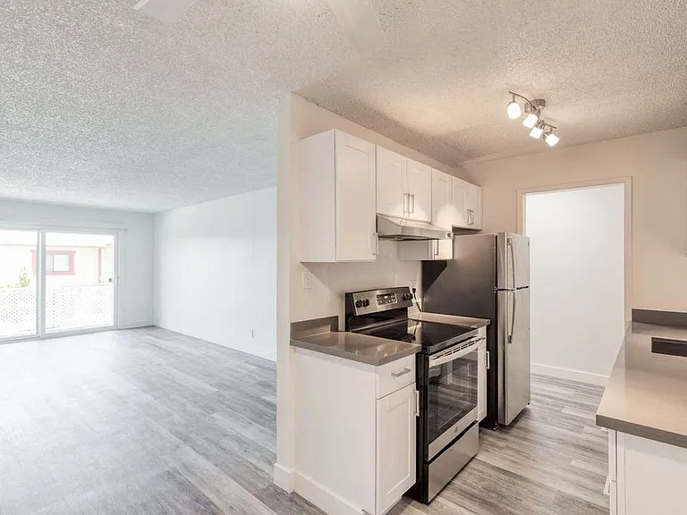 424 Callan Ave — Photo 3