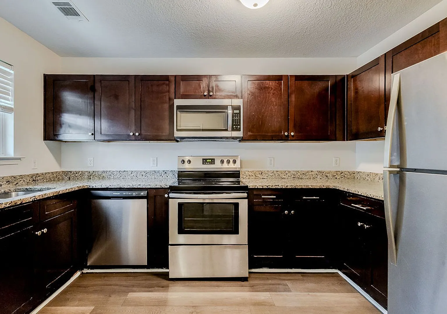Spacious 3BR Townhome with Main-Level Primary Suite — Photo 3