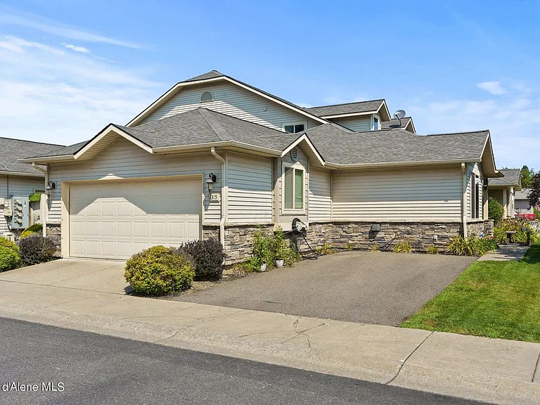 1315 E Mordyl Loop — Photo 1