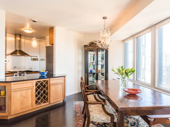 150-156 W 56th St APT 5803, New York, NY 10019