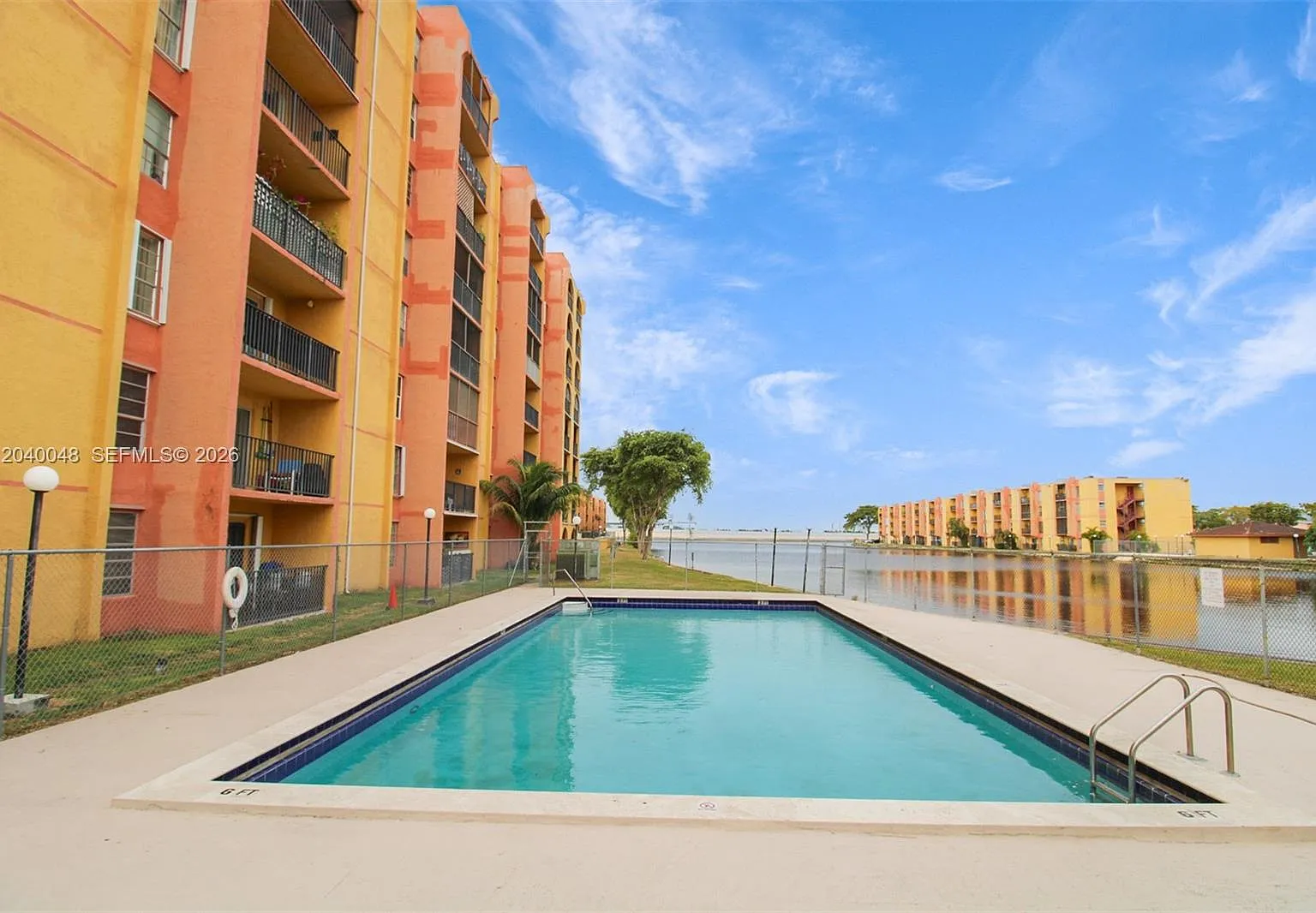 Sunset Villas No 3 Condo — Photo 1