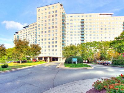 10401 Grosvenor Pl APT 1204, Rockville, MD, 20852